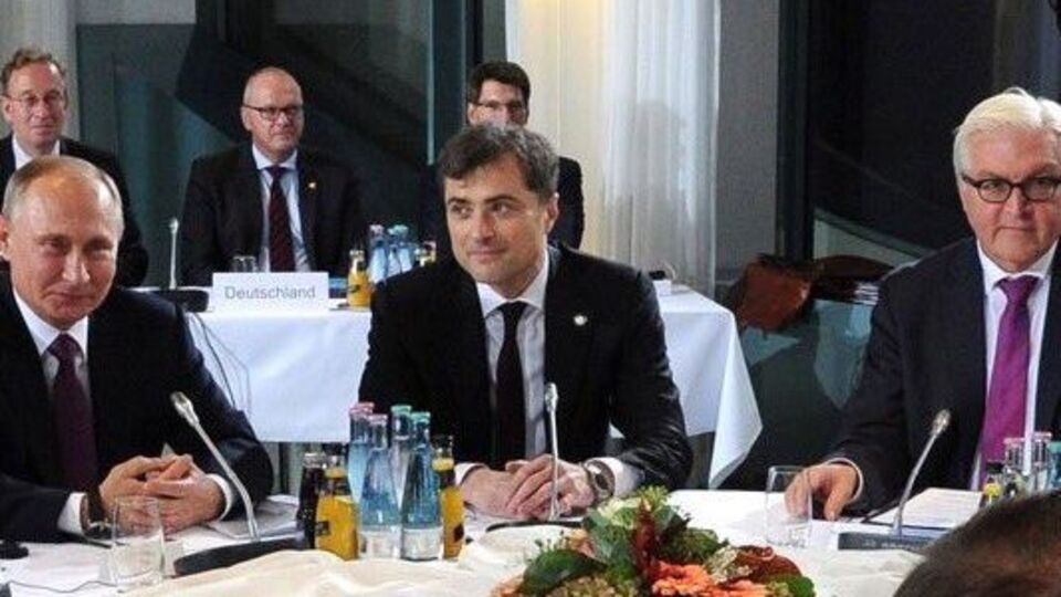 Сурков между Путиным и министром иностранных дел Германии Штайнмайером