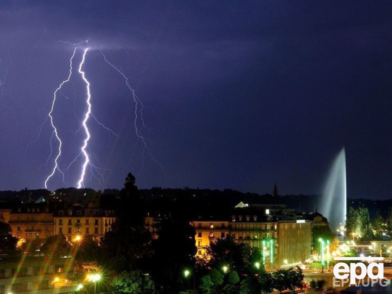 Молния насквозь прожгла фюзеляж самолета