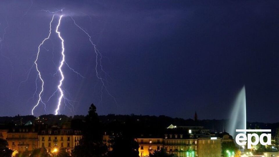 Молния насквозь прожгла фюзеляж самолета