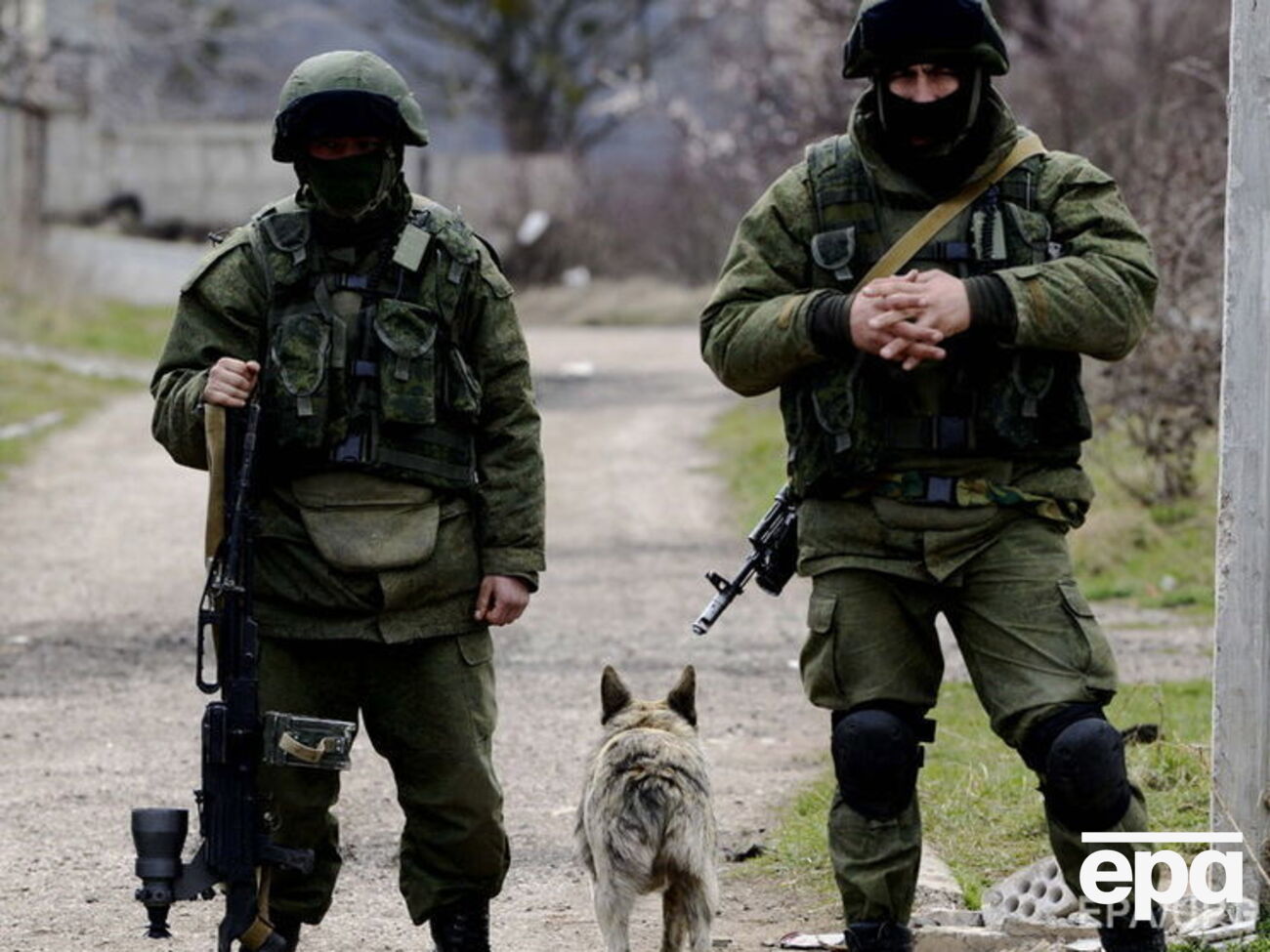 В военной прокуратуре утверждают, что установили, в каких частях служили "зеленые человечки"