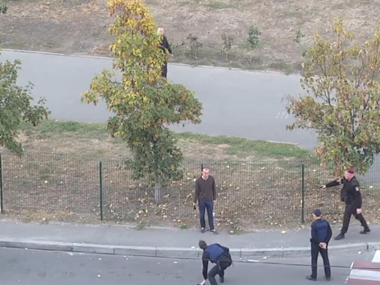 Только один полицейский держал вооруженного человека на прицеле