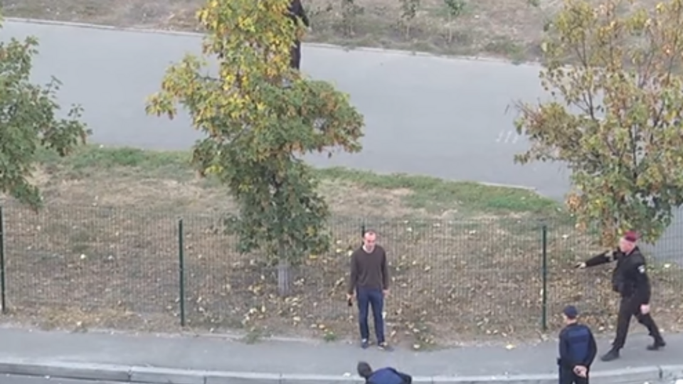 Только один полицейский держал вооруженного человека на прицеле