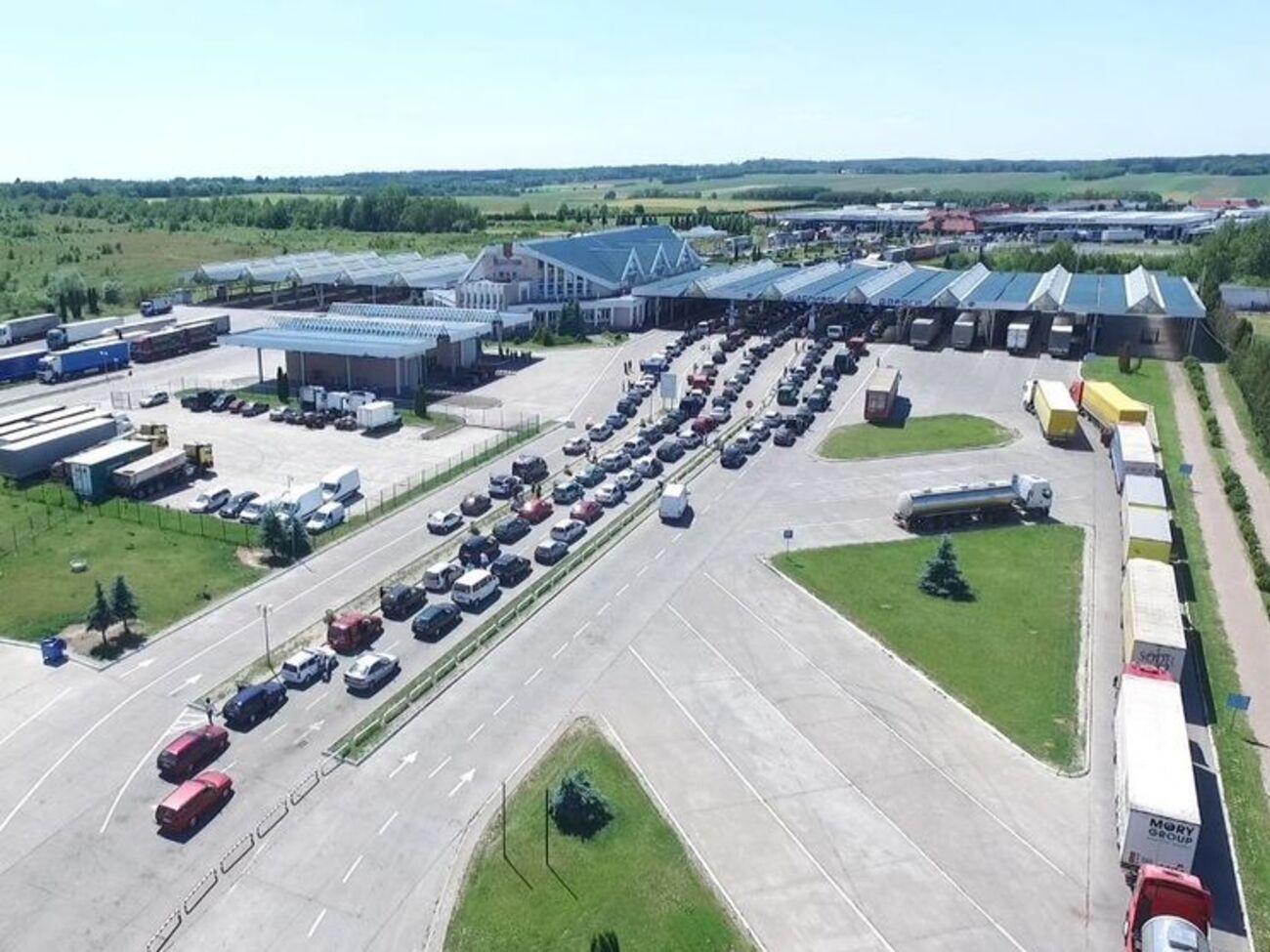 На границе с Польшей выросла очередь из автомобилей