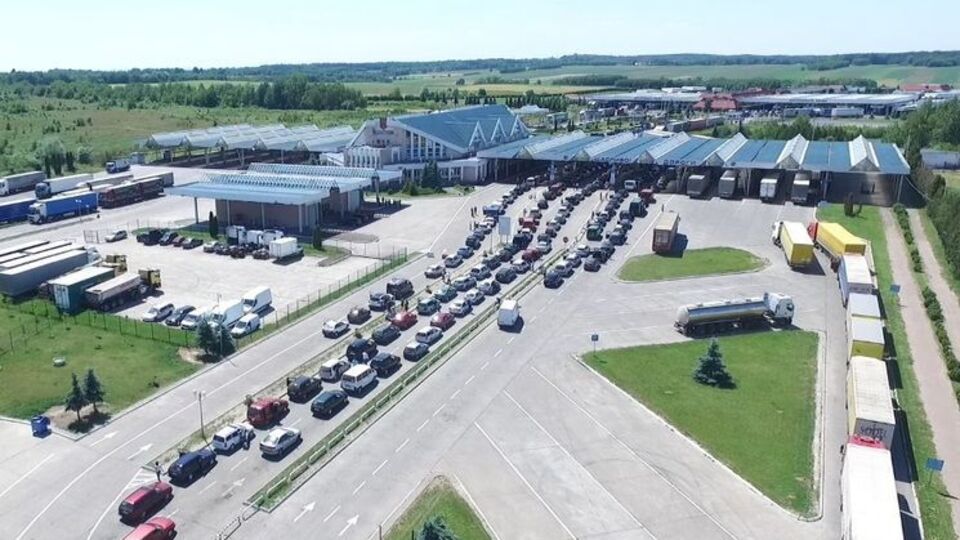 На границе с Польшей выросла очередь из автомобилей