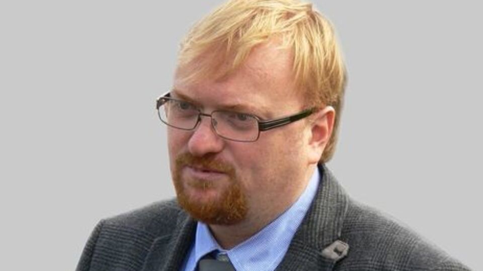 Виталий Милонов пожаловался, что в Петербурге "на каждом столбе" висят объявления "отдых 24 часа"