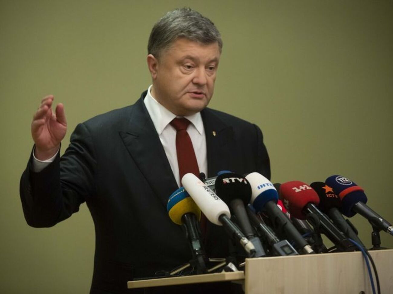 Порошенко: В рамках реализации пакета безопасности "Минска" мы будем говорить о выборах