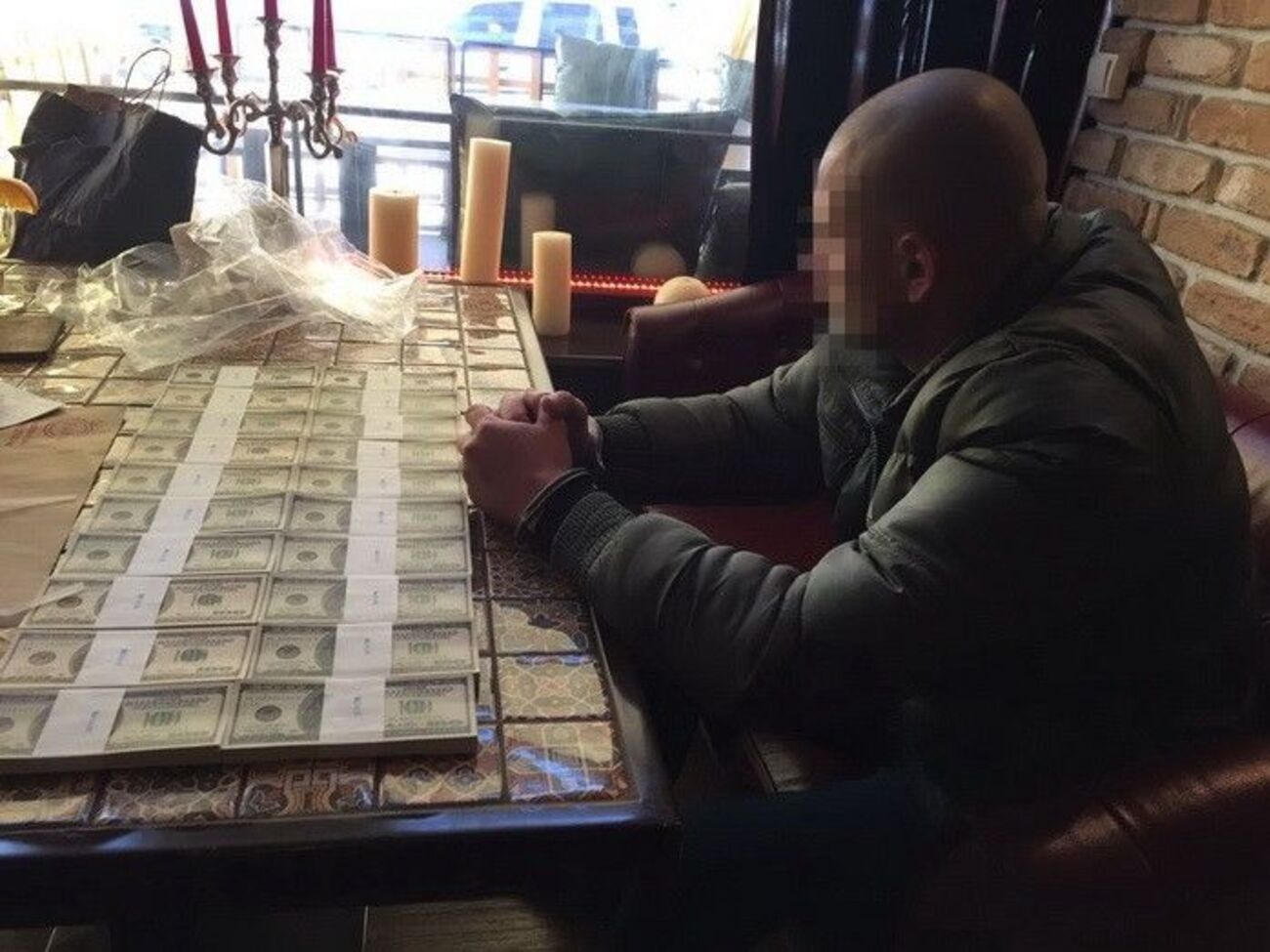 Троих подозреваемых задержали в одном из кафе в центре столицы во время получения всей суммы взятки