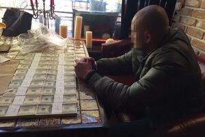 Троих подозреваемых задержали в одном из кафе в центре столицы во время получения всей суммы взятки