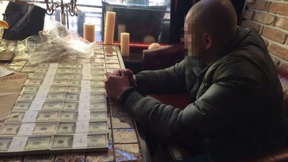 Троих подозреваемых задержали в одном из кафе в центре столицы во время получения всей суммы взятки