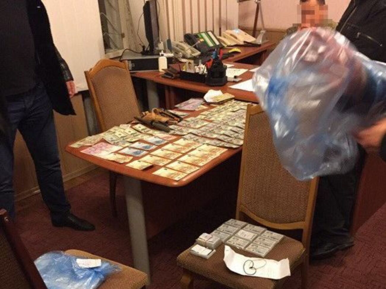 Правоохранители задержали полковника в кабинете во время получения им части взятки в размере 66 тысяч гривен
