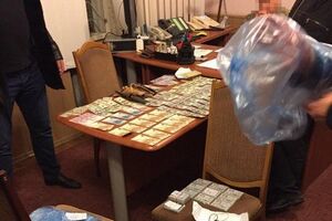 Правоохранители задержали полковника в кабинете во время получения им части взятки в размере 66 тысяч гривен