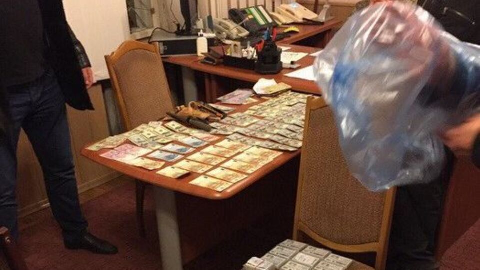 Правоохранители задержали полковника в кабинете во время получения им части взятки в размере 66 тысяч гривен