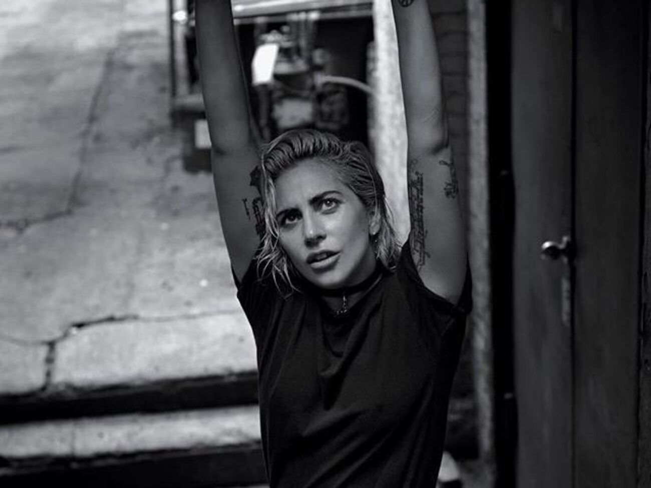 Леди Гага показала тело в татуировках