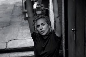 Леди Гага показала тело в татуировках