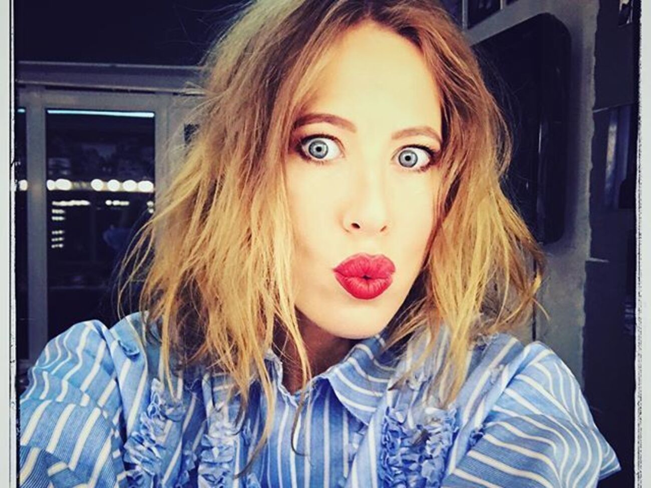 Беременная Собчак поддерживает живот рукой