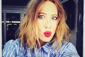 Беременная Собчак поддерживает живот рукой