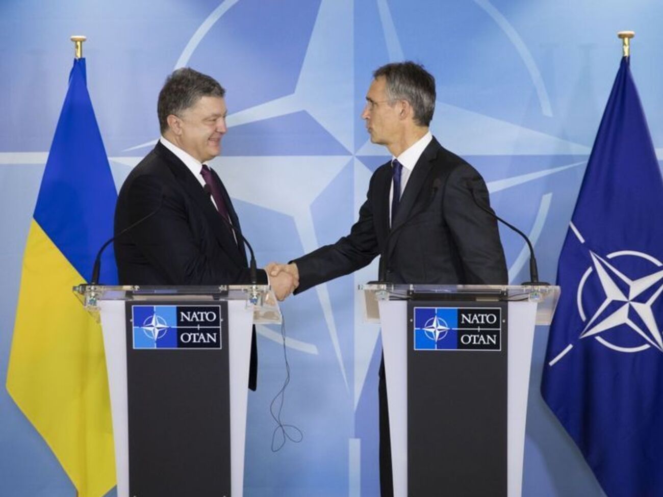 Порошенко и&nbsp;Столтенберг провели совместный брифинг в Брюсселе