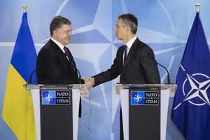 Порошенко и Столтенберг провели совместный брифинг в Брюсселе