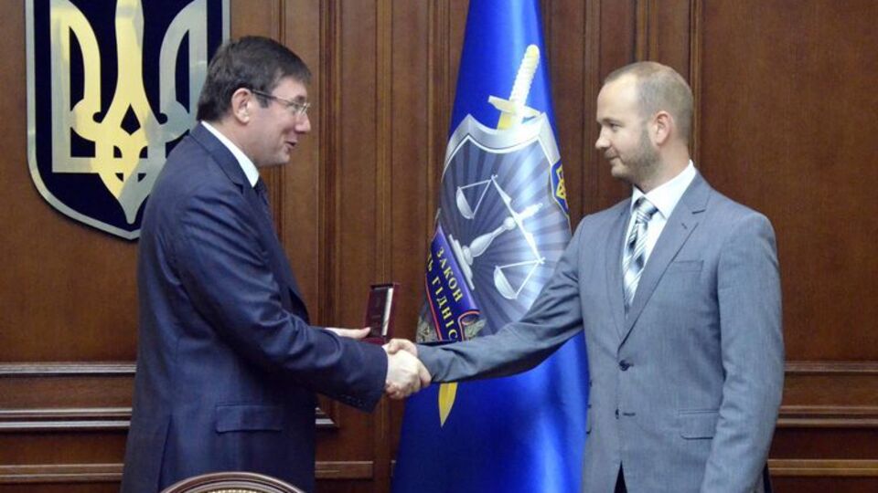 Луценко наградил прокурора, ведущего дело по MH17