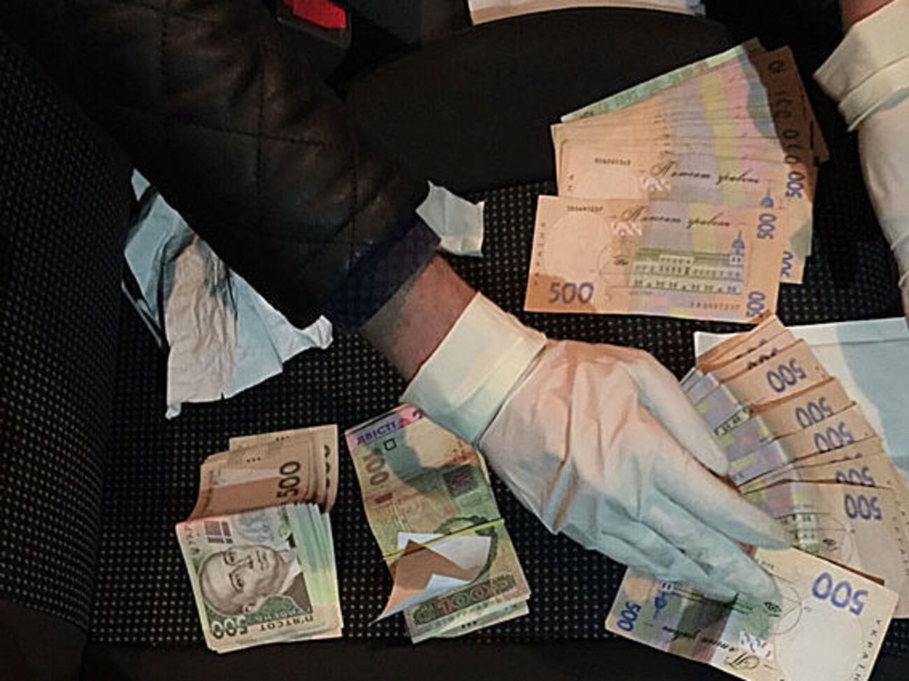 Полиция: Чиновника задержали после того, как он получил часть взятки