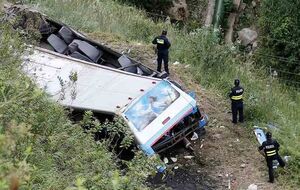 Автобус ехал по дороге между двумя вулканами