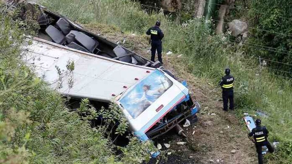 Автобус ехал по дороге между двумя вулканами