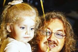 Николаев: Глядя волшебной Минни-Маус в глаза, мы с моей крестной дочкой Лизой Галкиной готовимся разрезать торт в виде Минни-Маус на первом дне рождения нашей с Юлией Проскуряковой доченьки Вероники