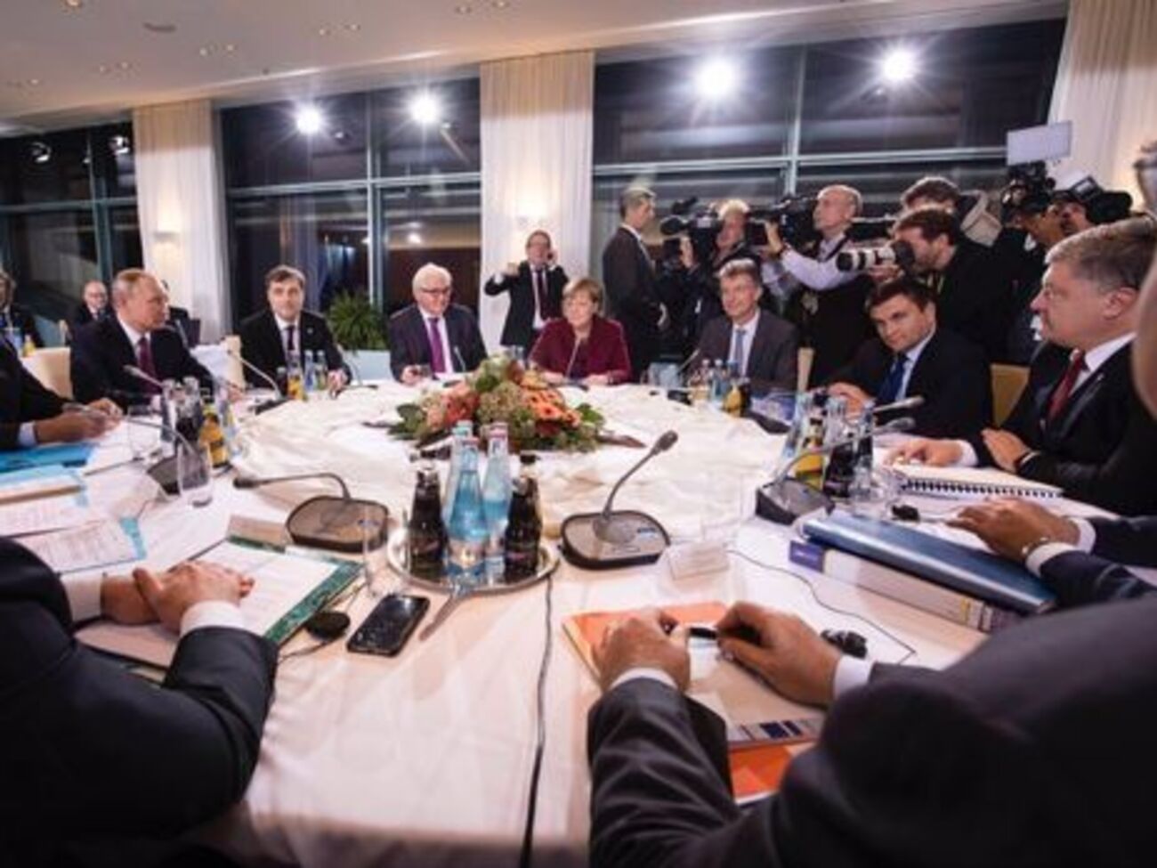 По информации издания, Путин три раза поднимал вопрос о прекращении переговоров