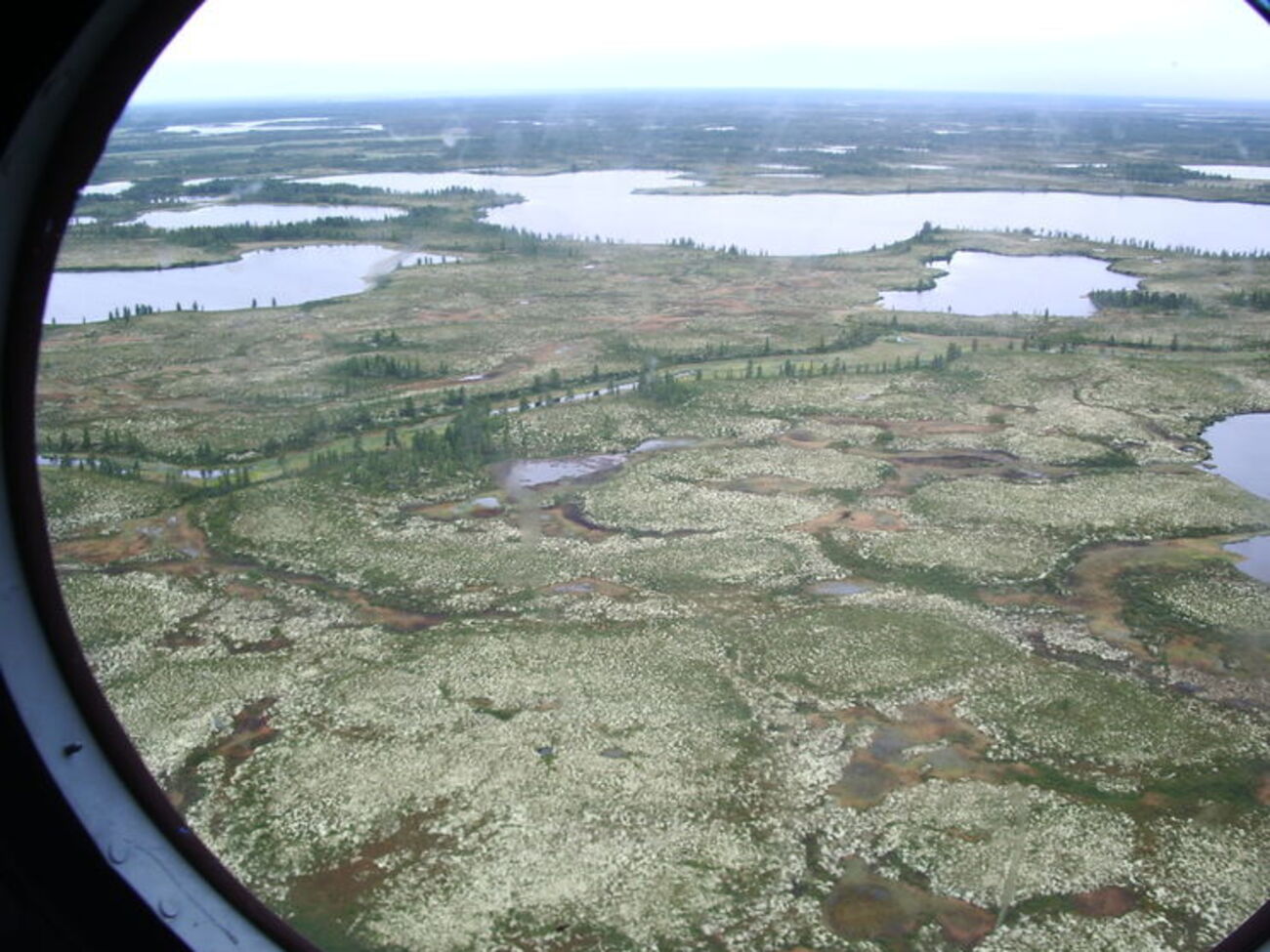 Вечером 21 октября в районе поселка Уренгой вертолет Ми-8 совершил аварийную посадку