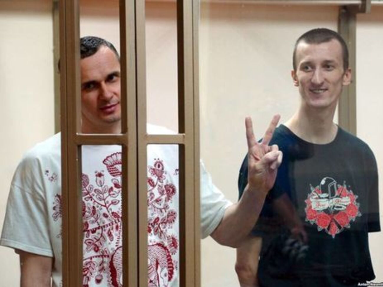 Киев продолжит бороться за возвращение на родину Сенцова и Кольченко, сообщил источник "Интерфакса"