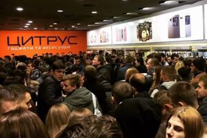 Одесситы выстроились в очередь за iPhone 7