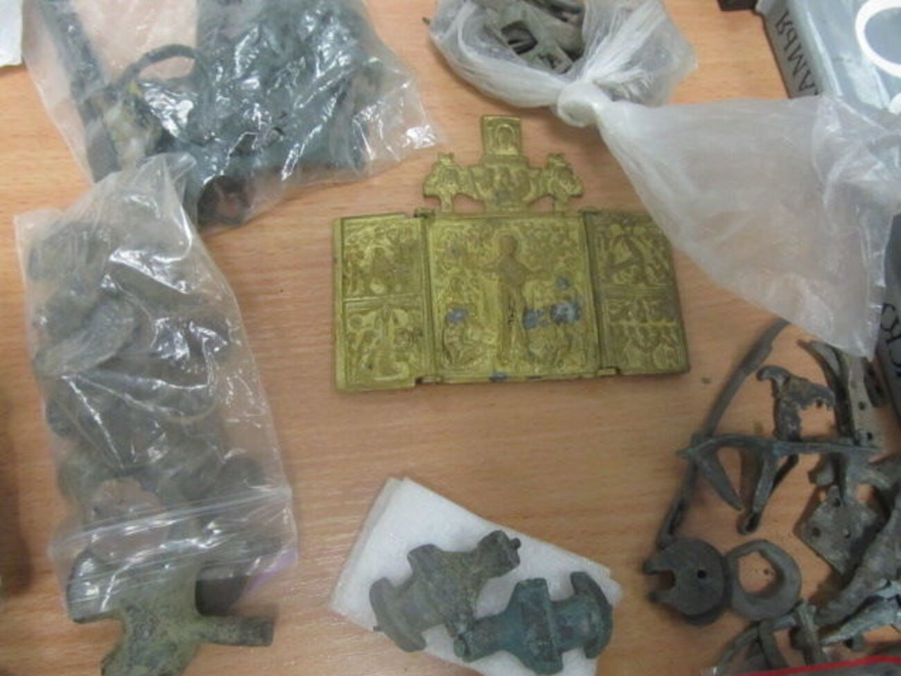 В машине нашли иконы, топоры, монеты и многое другое