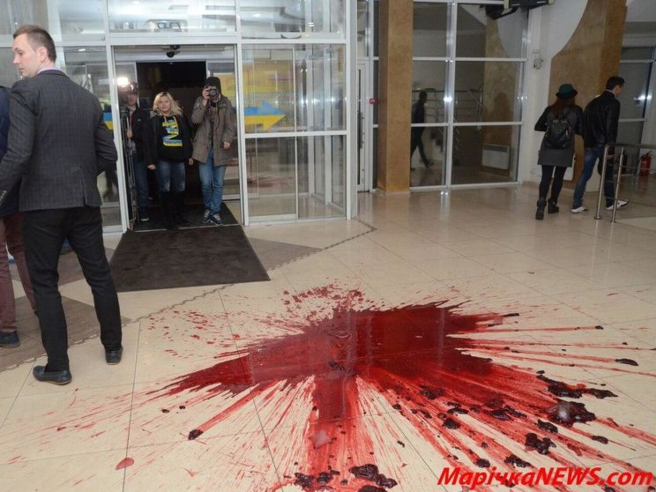 Пикетчики несколько раз обливали клуб кровью животных