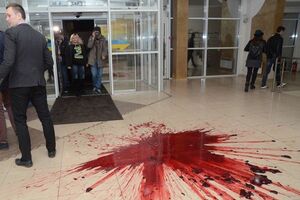 Пикетчики несколько раз обливали клуб кровью животных