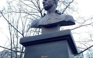 Памятник установлен на "Аллее русской славы" в Москве