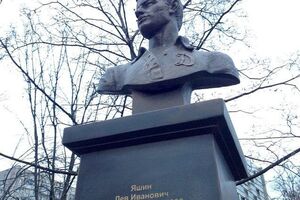Памятник установлен на "Аллее русской славы" в Москве