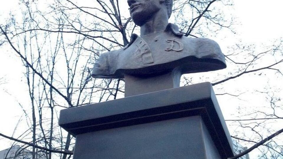 Памятник установлен на "Аллее русской славы" в Москве