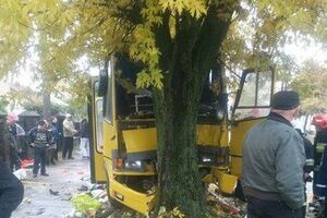 Во Львове автобус с людьми столкнулся с деревом