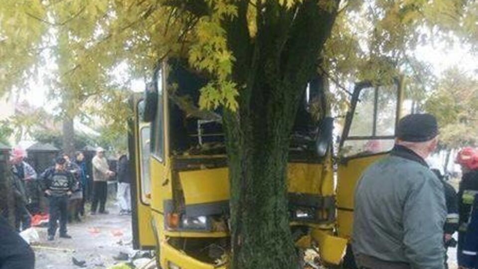 Во Львове автобус с людьми столкнулся с деревом