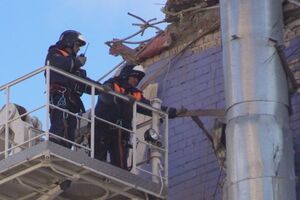 Сотрудники МЧС РФ обследуют поврежденное здание