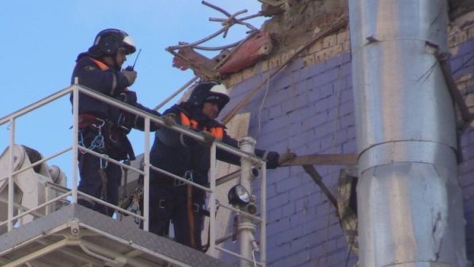 Сотрудники МЧС РФ обследуют поврежденное здание