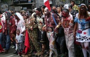 По улицам Мехико прошли тысячи людей в нарядах зомби