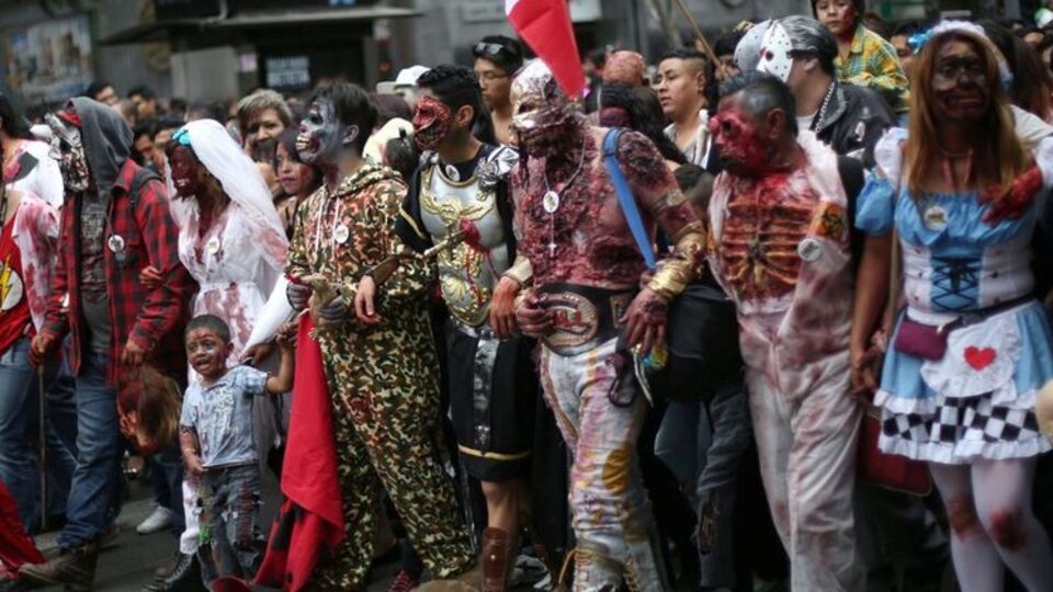 По улицам Мехико прошли тысячи людей в нарядах зомби