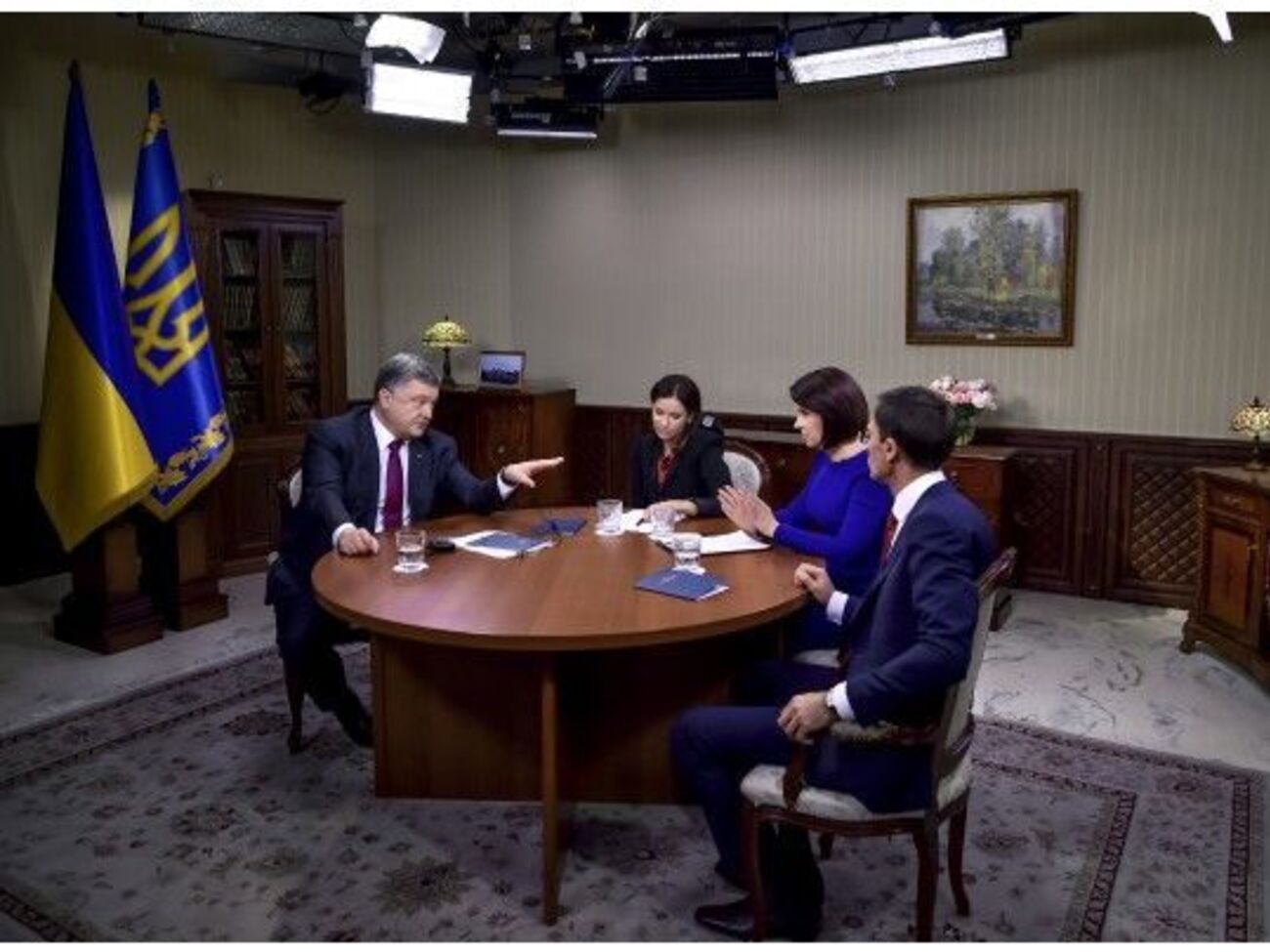 Порошенко дал интервью трем украинским телеканалам