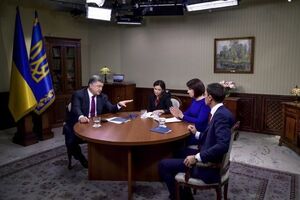 Порошенко дал интервью трем украинским телеканалам