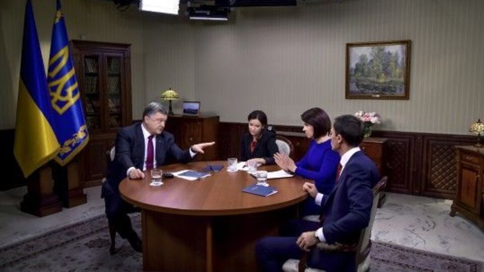 Порошенко дал интервью трем украинским телеканалам