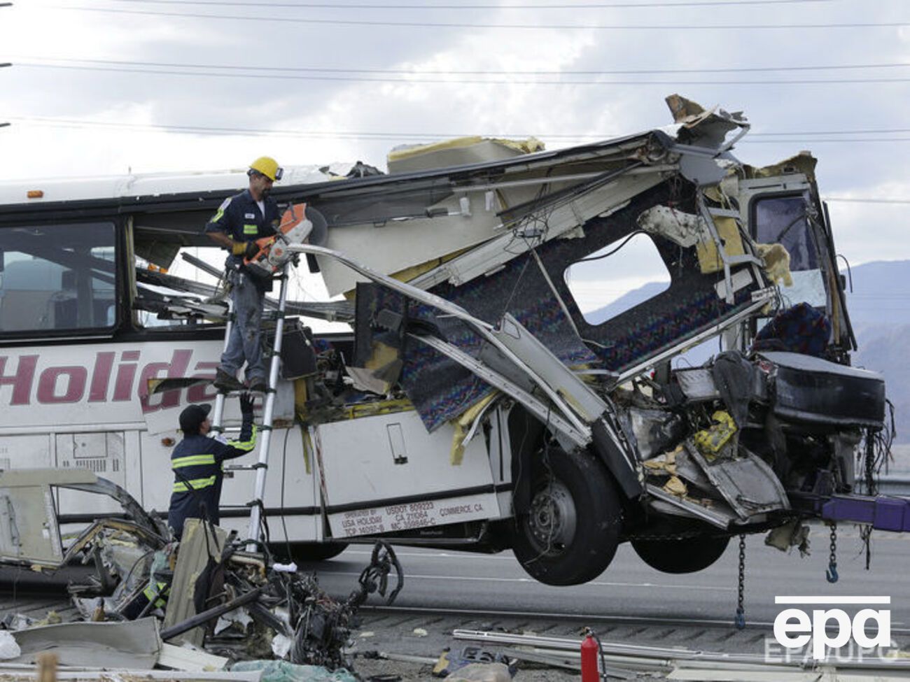 Спасатели разрезали автобус, чтобы достать пострадавших