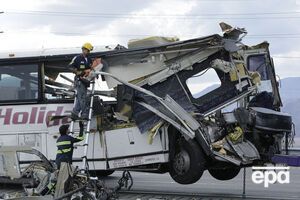 Спасатели разрезали автобус, чтобы достать пострадавших