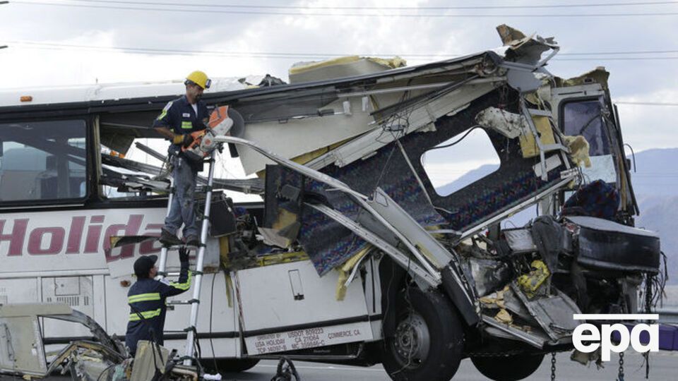 Спасатели разрезали автобус, чтобы достать пострадавших
