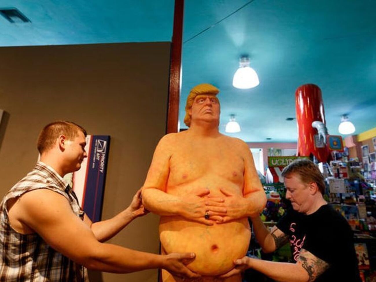 В августе 2016 года фигуры обнаженного Трампа были выставлены в парках городов США